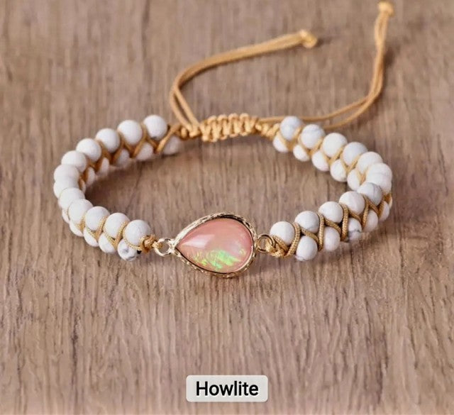 Enkle og vakre Chambhala 2 rader armbÅnd m/ DrÅpeformet Opal sten og smÅ Howlite stener ( justerbart )