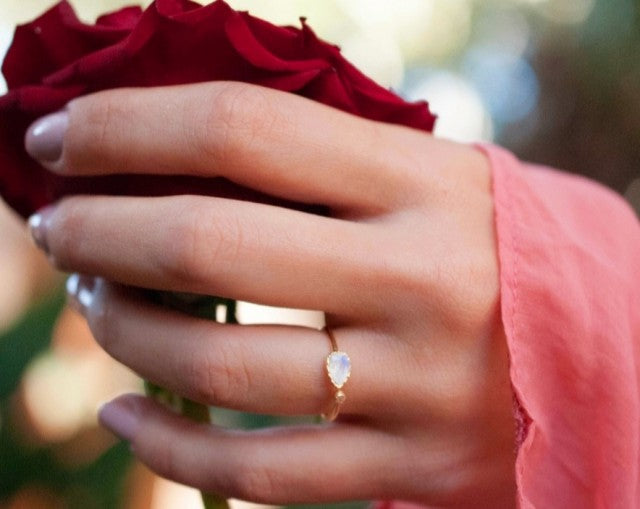 Håndlaget, enkel Designring med Moonstone, Gold Electroplated.
