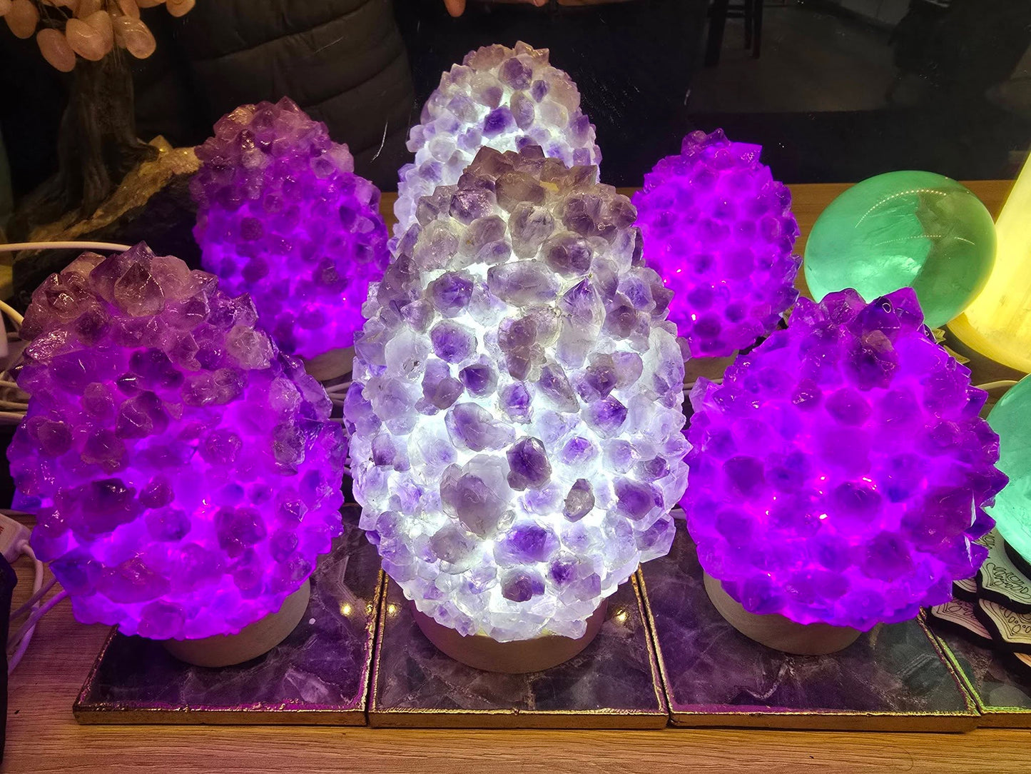 Unik, håndlaget Rå Ametyst BUD Crystal Led Lamp m/trebase og usb, ca. 13x10cm - 500gram, Medium Size, vario lys ( Hvit, Purple, Green, Blue )