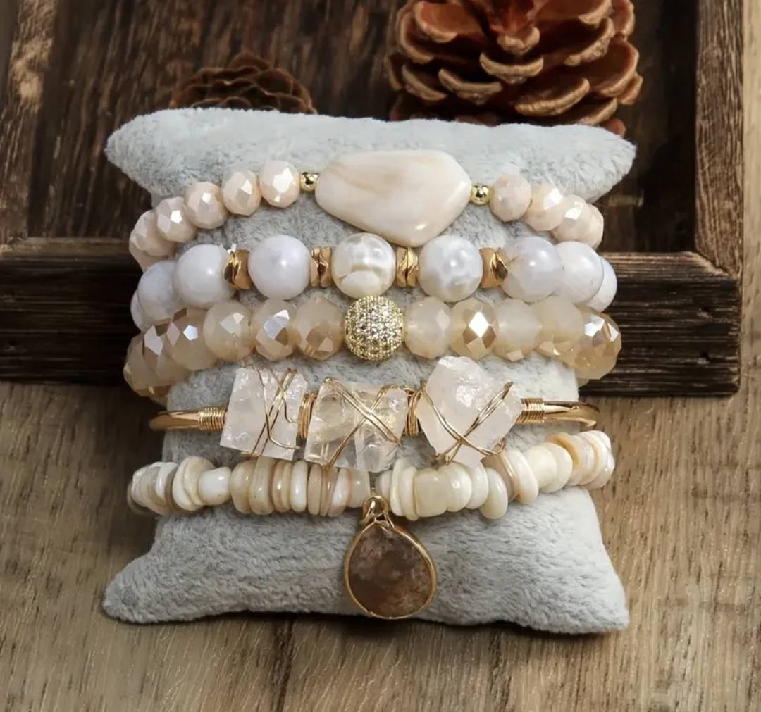 Nye, BoHo Mediterraen 5 rader, fleksible armbånd med druzy White/ Beige Agat sten og Decor Design
