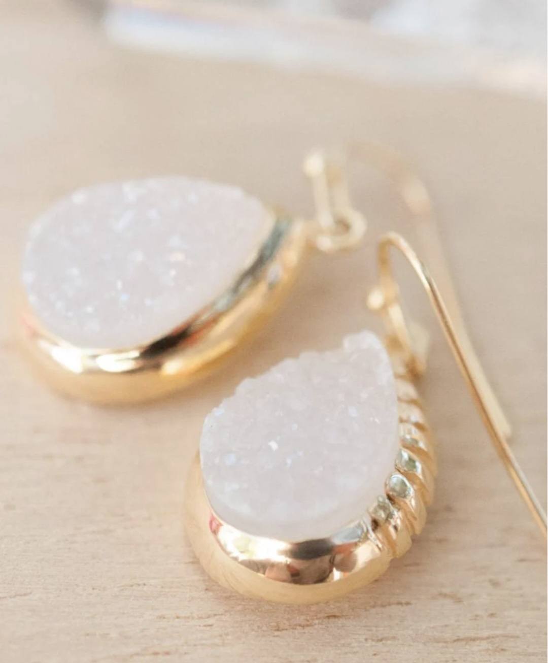 CILA " Skye " Design Armbånd w/, Druzy White, 18K Gold Electroplated