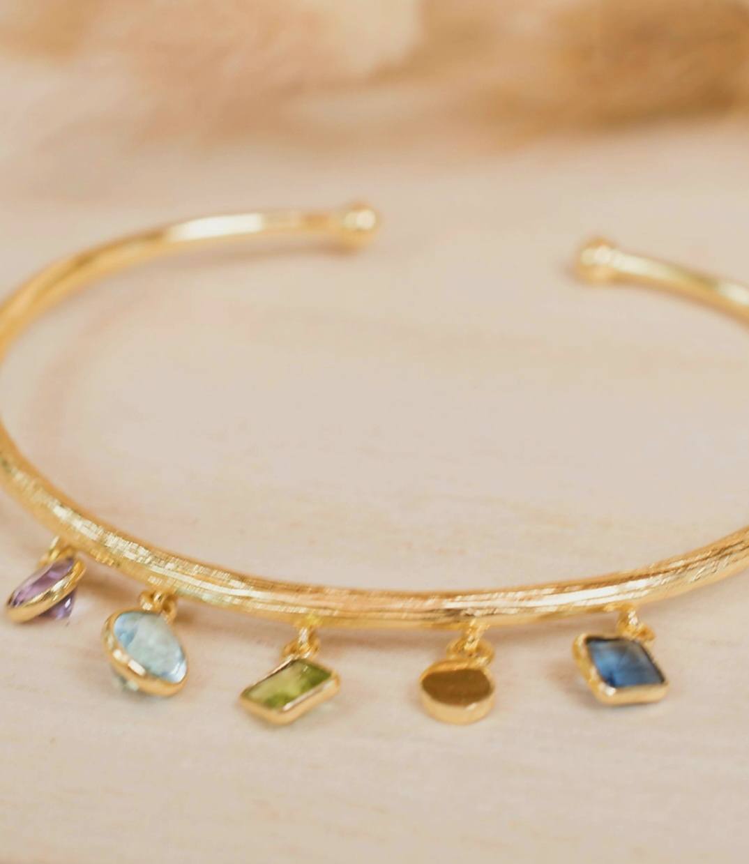 CILA " Emma " Design Armbånd w/, Ametyst, Blue Topaz, Peridot, Iolite Hydro, 18K Gold Electroplated 