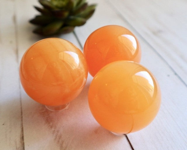 Energifylte Oransje Calcit kulekrystaller, Spheres, 50mm