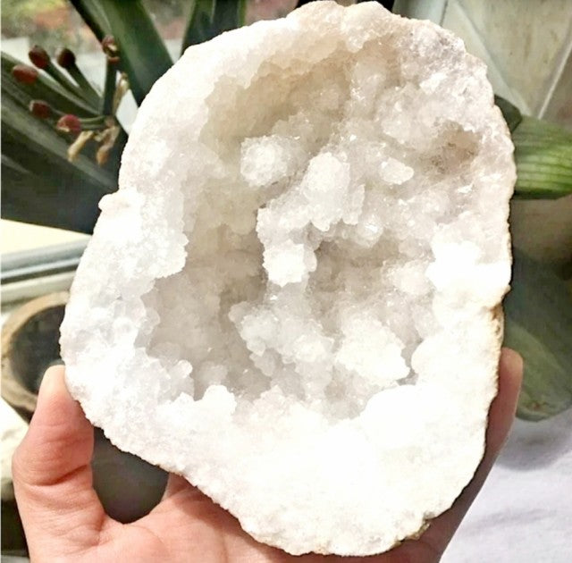 White Quartz Agat Geode , 12 - 15cm, 800 - 1000 gram