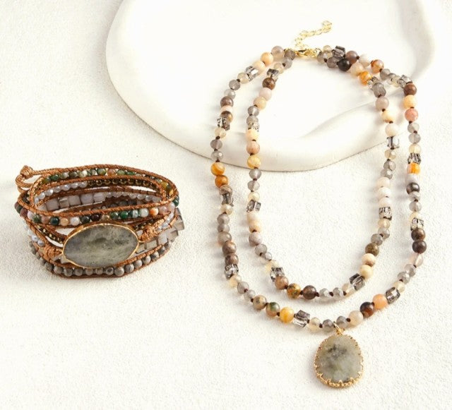 Nye 2025 Bohemian Grey JASPER Design Smykkesett, Triple Row Kjede og BoHo Wrap armbÅnd