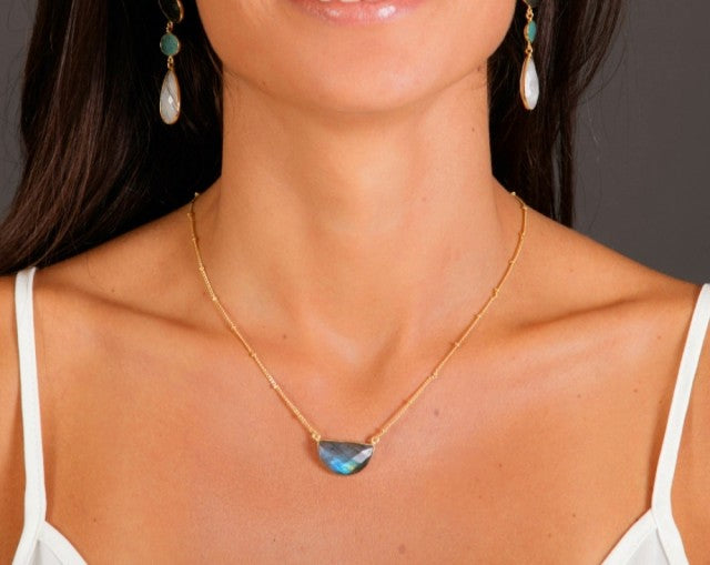 Vakkert "Halv Moon" hÅndlaget Designanheng Labradorite m/kjede, 18K Goldplated