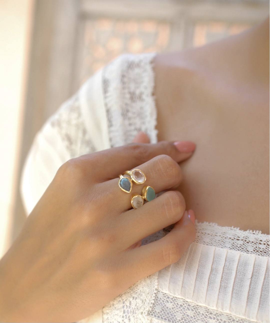Håndlaget 4 stone "ASHLEY RING" med små stener i Moonstone, Aqua Chalsedony, Rose Quartz og Labradorite, Gold Electroplated.