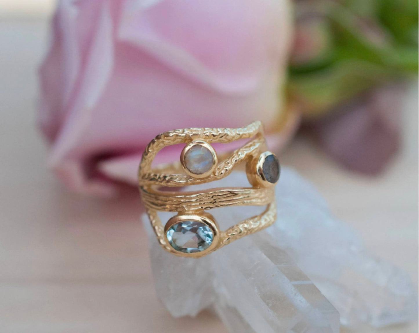 Vakker, håndlaget 3 Stone designring med små stener, Labradoritt, BlÅ Topaz og MÅnesten, 18k gold plated