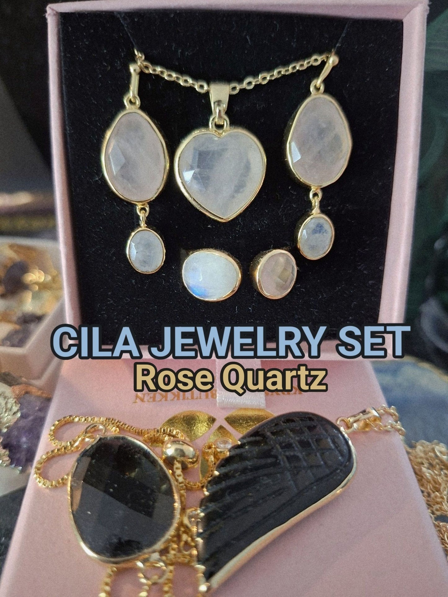 Nye CILA Design Smykkesett ( Ring, Kjede, øredobber med Rose Quartz ), Gold Electroplated