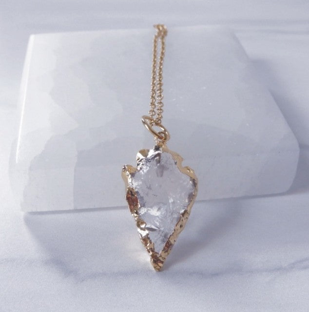 Vakkert " Arrowhead" Spydspissformet RÅ Klar Quartz anheng ca. 20x30mm m/kjede, Goldplated