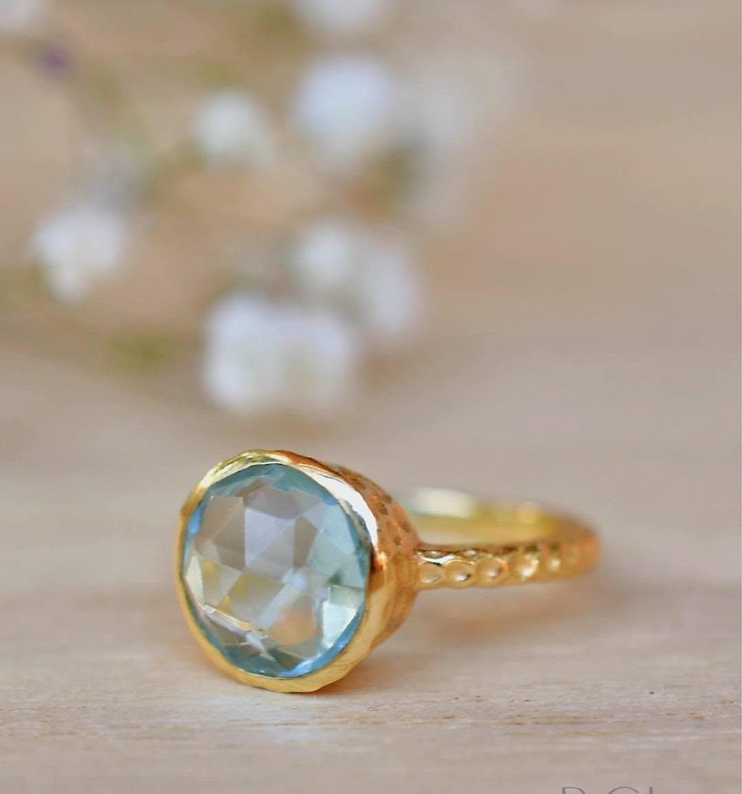 Ny og vakker, enkel håndlaget " Marcela " 18K Goldplated Ring m/ Blue Topaz Hydro