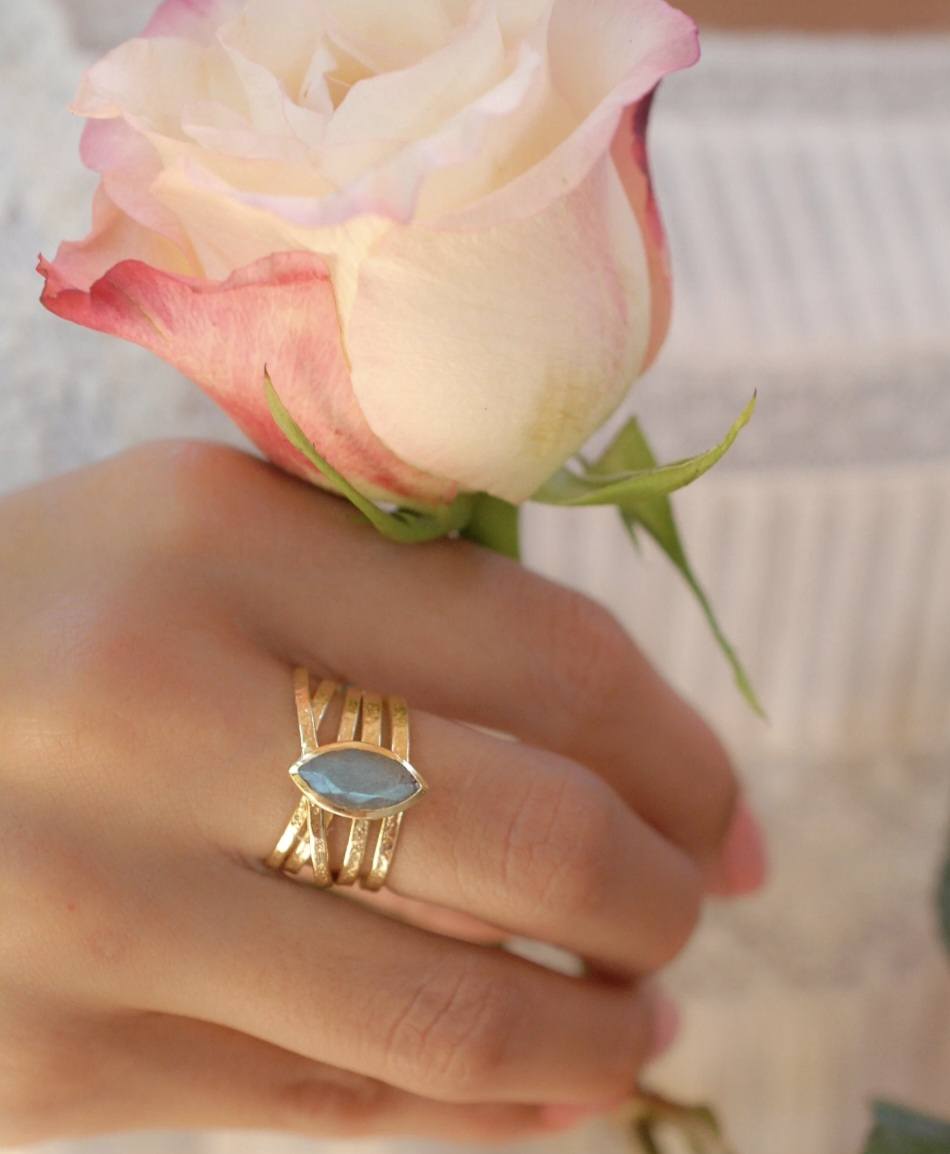 Vakker, håndlaget " Connie " Designring med stor Labradorite i oval form, gold plated