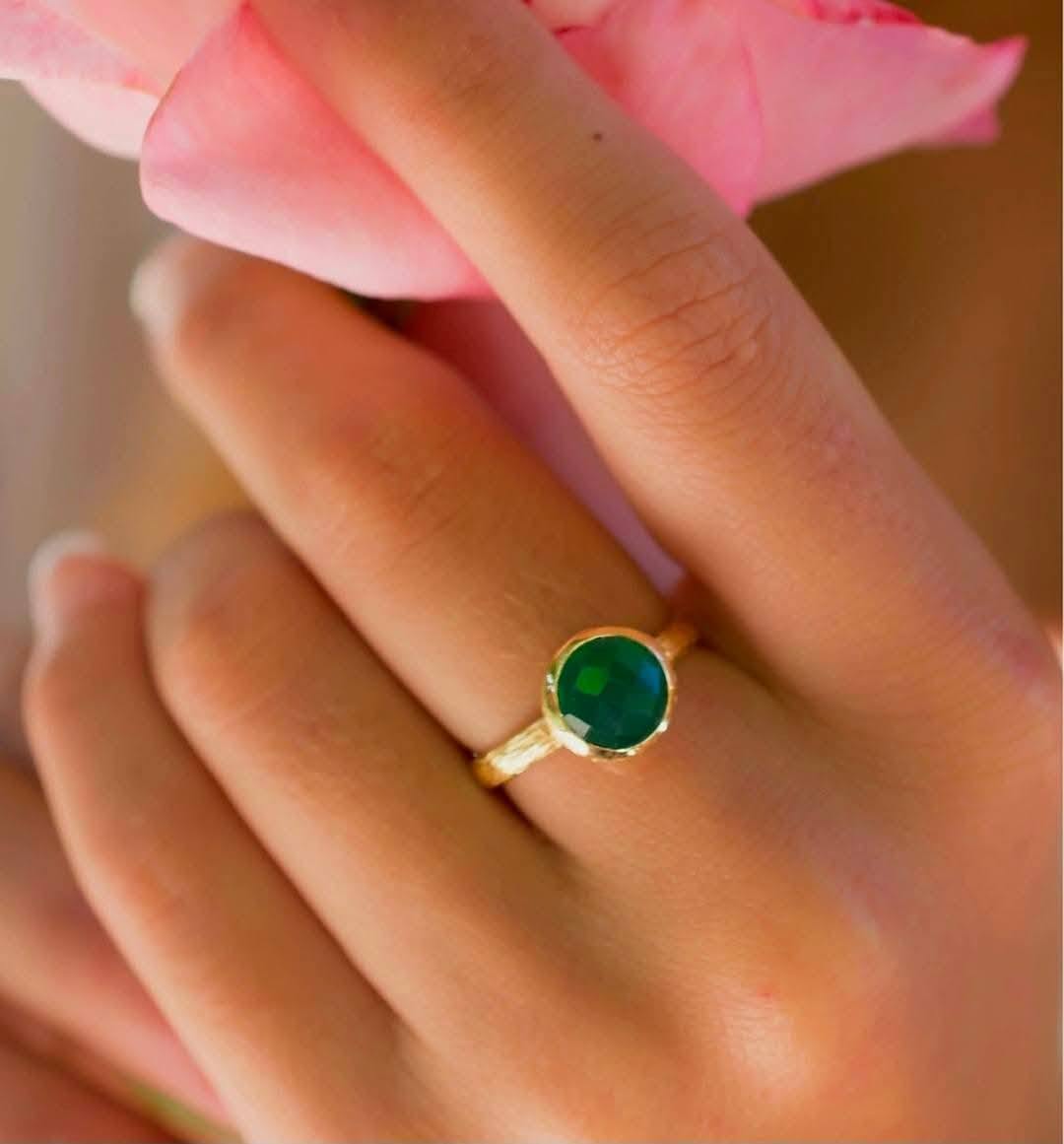 Ny og vakker, håndlaget " Leticia " 18K Goldplated Ring m/ Green Onyx, round 8mm stone 
