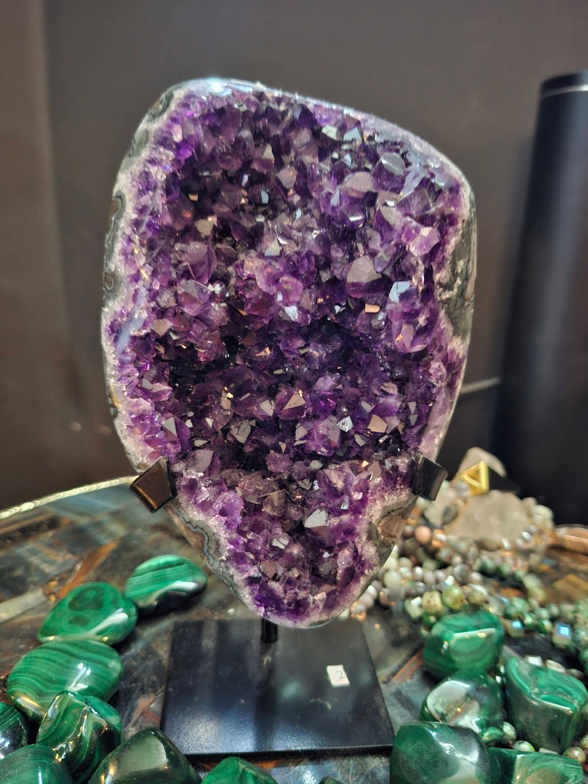 MÅNEDENS UTVALGTE / Natural A+ Uruguayan Amethyst Geode with Stand, 1.2KG - 18x10cm, MWS1831