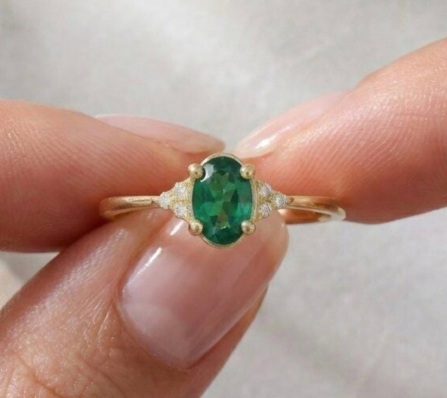 Ny & Trendy 14K Goldplated ( 925s Silver ) Art Deco Vintage Ring - med oval 8x10mm Green Emerald sten og Zirkoner