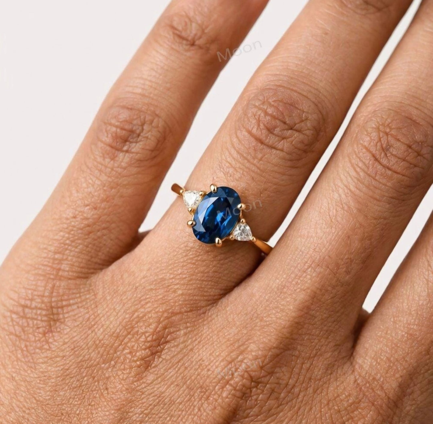 Ny & Trendy 14K Goldplated ( 925s Silver ) Art Deco Vintage Ring - med oval 8x10mm Blue Sapphire sten og Zirkoner