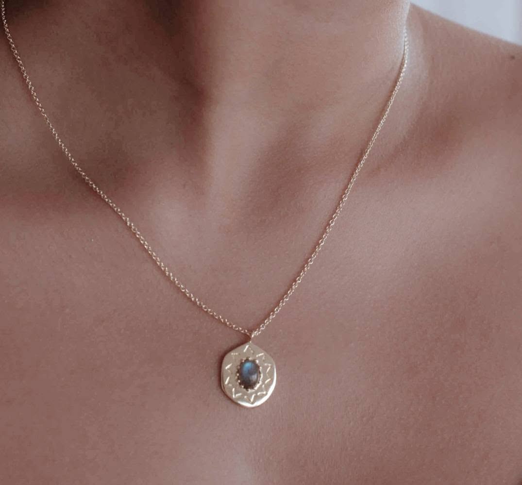 Nytt, vakkert Krystallkjede i et lekkert og Trendy Medallion Design med Labradorite, 18K Gold filled