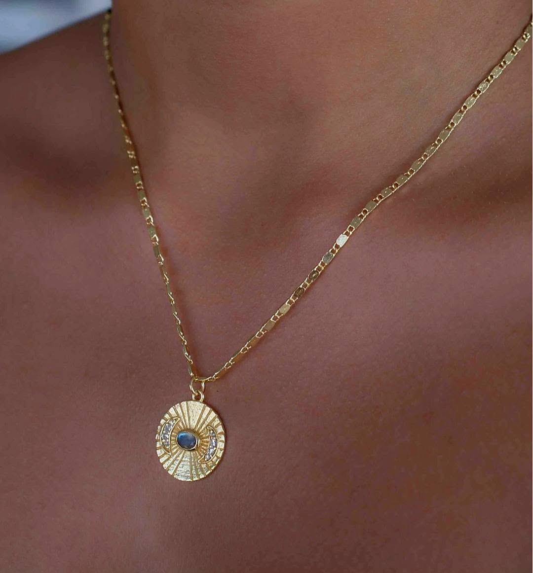 Nytt, vakkert Krystallkjede i et lekkert og Trendy Medallion Design med Labradorite og zirkoner, 18K Gold filled