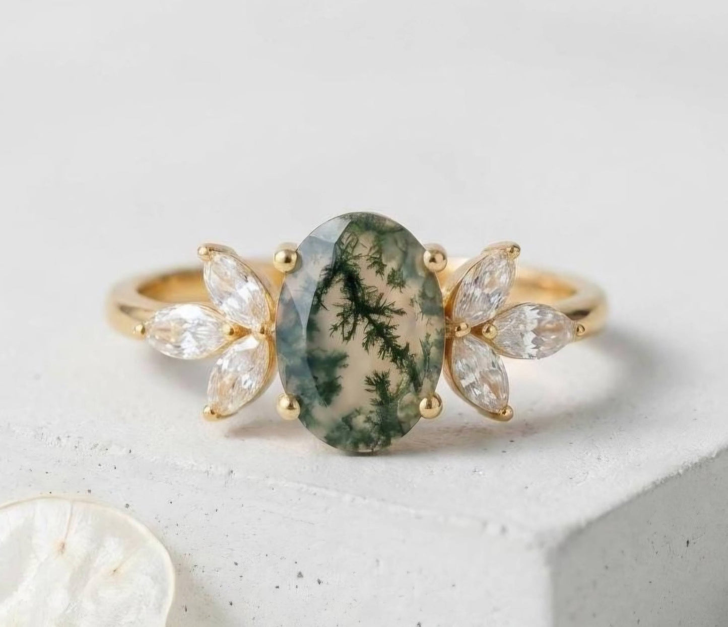 Ny og vakker Art Deco ( 14k Gold over Sterling Silver) with natural Forest Fairy Moss Agate Ring w/ Marquise Zirkones