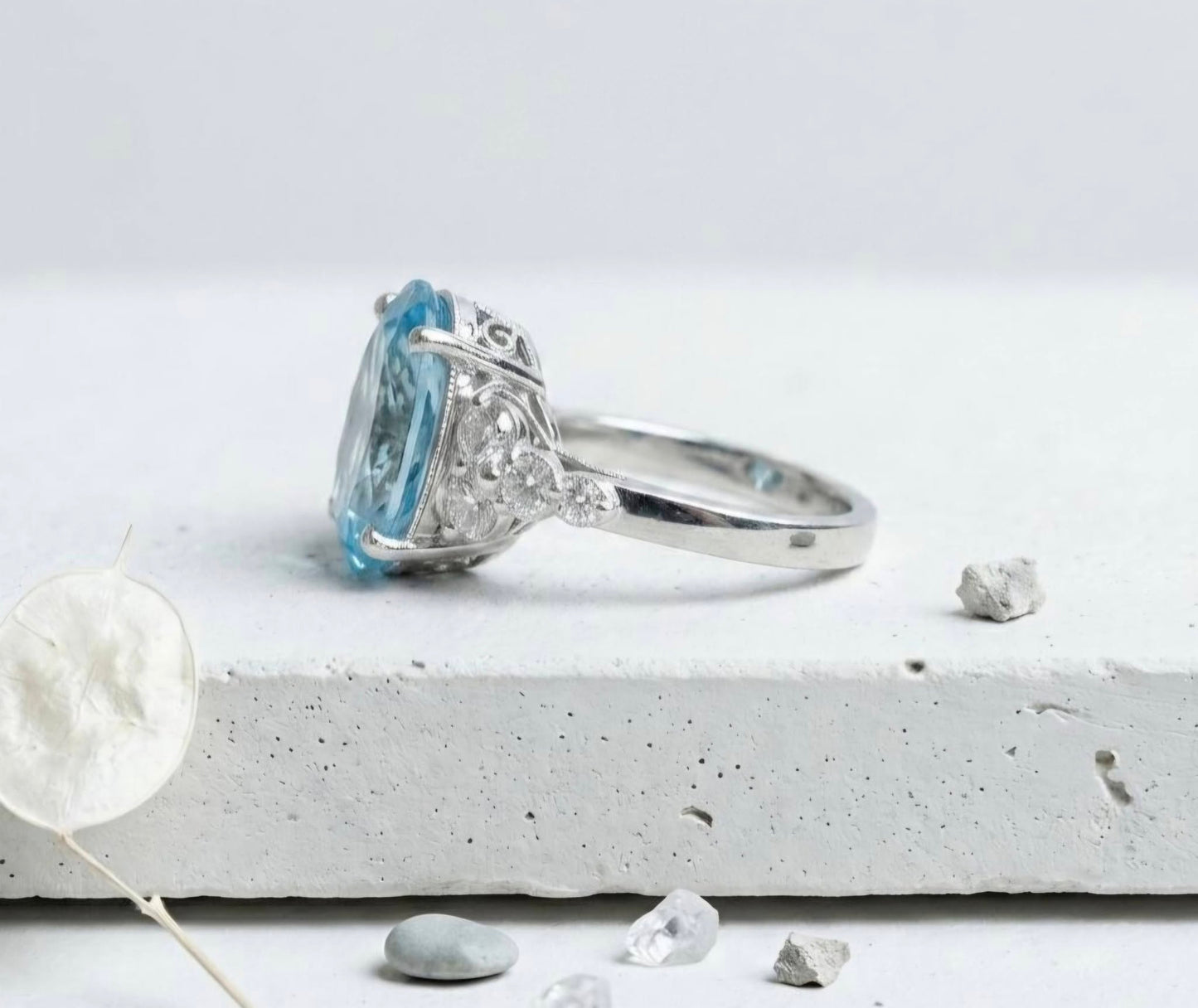 Ny og vakker Oval Blue Topaz Statement Ring, 925 Sterling Silver Cluster ( Lab Created Stone)