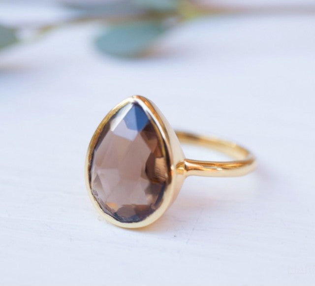 Vakker, enkel og hÅndlaget 18K Gold Plated Designring med liten Smoke Quartz 10x7mm i drÅpeform ..