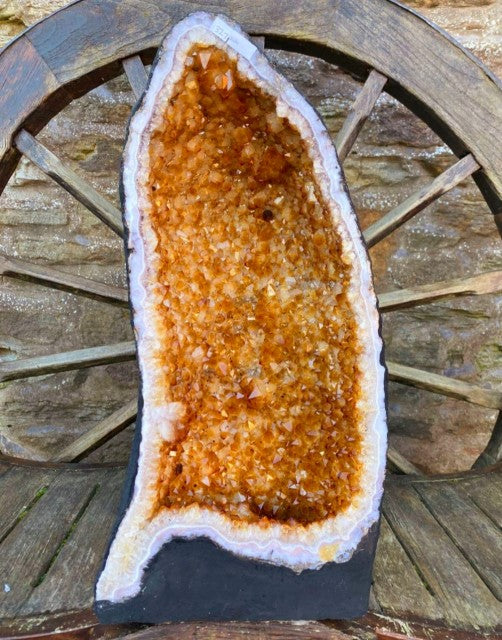 Vakker Druzy Citrin Geode / Grotte fra Brasil, ca. 26.6kg og 54x26x22cm høy