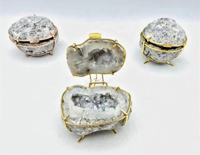 Sparkling Coconut White Quartz Mexican Geode Dekorasjon ( par ) m/gull - innfatning, ca. 1kg og 13cm