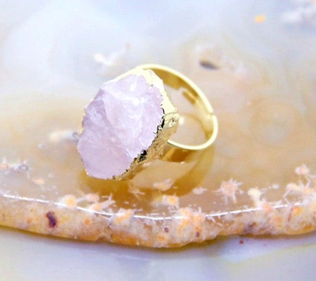 Flott Rosenkvarts RÅkrystall Gold Electroplated Ring, Justerbar