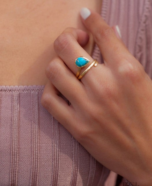 HÅndlaget, Designring med Teardtop Torquise Copper sten, 18 K Gold Electroplated.