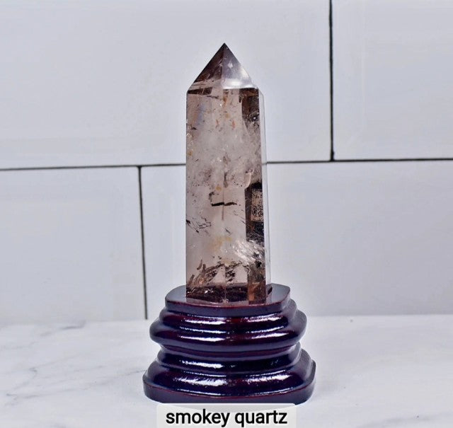 Large Røyk Quartz TÅrnkrystall m/trebase, 10x3cm