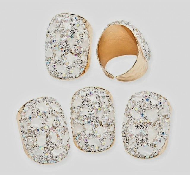 Nye og dekorative White Crystal Ring m/ Rhinestone Decor , Gold elctroplated