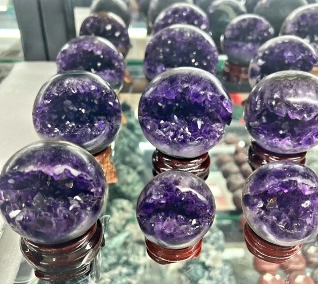 Uruguay Ametyst "Open Smiling" Geode AAA+ kvalitet, 1 - 1.2 Kg, 100 - 110mm