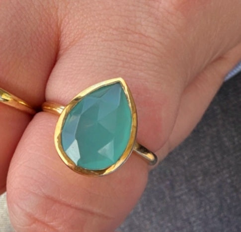 Vakker, enkel og hÅndlaget 18K Gold Plated Designring med liten Aqua Chalsedony 10x7mm i drÅpeform ..
