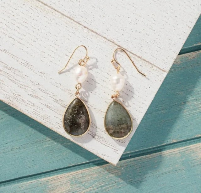 Nye Labradorite Quartz Øredobber i Tear Drop Design m/Perle, Gold Plated