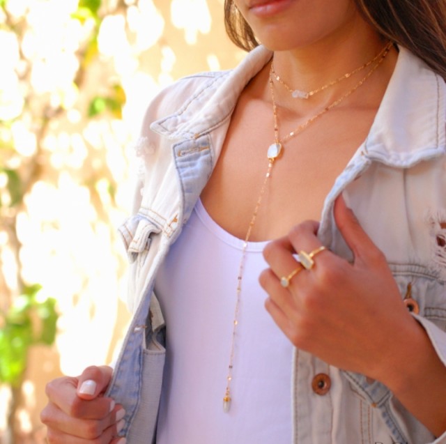 Nytt og langt Cila Designkjede med Moonstone, 18k Gold plated..