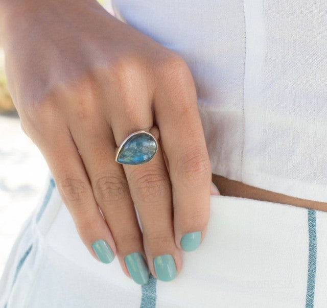 Vakker, enkel og hÅndlaget " Tear Drop " Designring i 925s sølv med stor sten i Labradorit