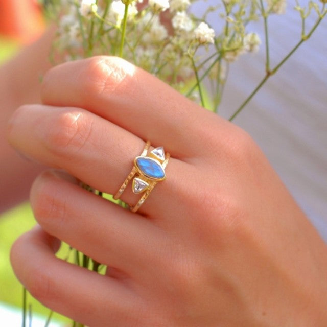 Håndlaget, " Suzany " Designring med Labradorite og White Topaz, 18K Gold Electroplated.