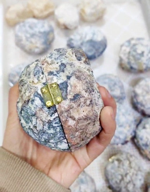 Sparkling Coconut Blue/White Quartz Mexican Geode Dekorasjon ( hengslet par ) ca. 8cm , 300 - 400gram