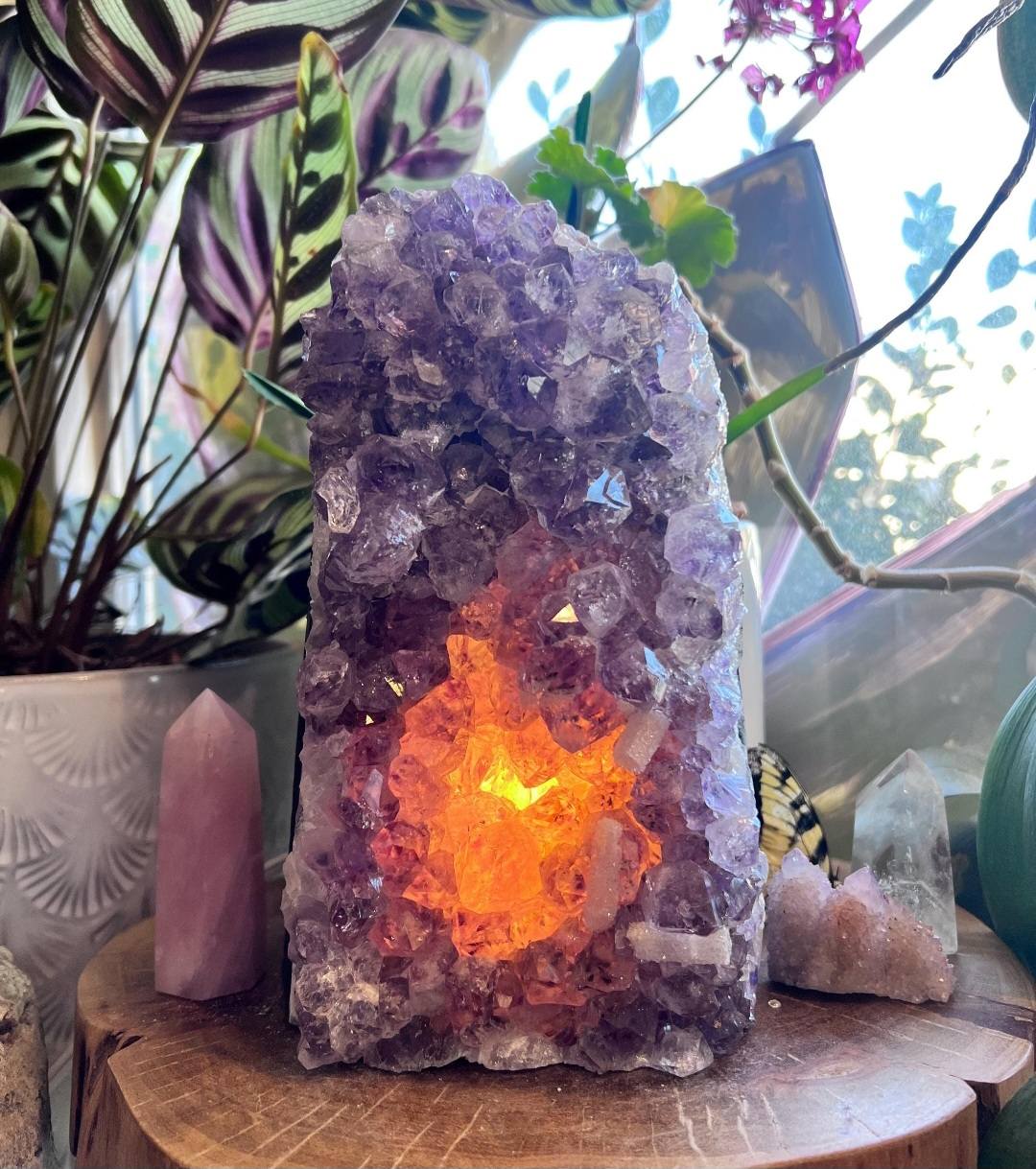 Special XXL large / Stor Ametyst Rå Kvarts Cluster Lampe fra Brasil, ca. 4 - 5kg ( 20 - 25cm ) m/ledlys