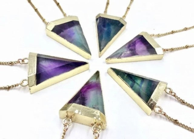 Vakkert hÅndlaget Triangel Designanheng i regnbue Fluoritt m/kjede