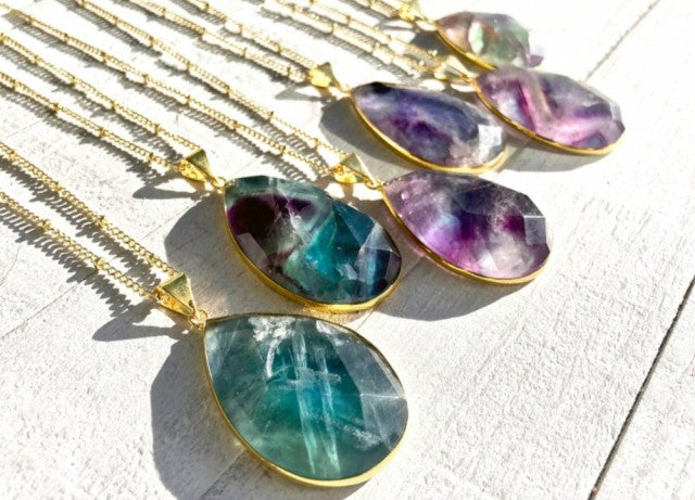 Vakkert Fluoritt regnbue fasettslipt anheng m/kjede og gulldecor