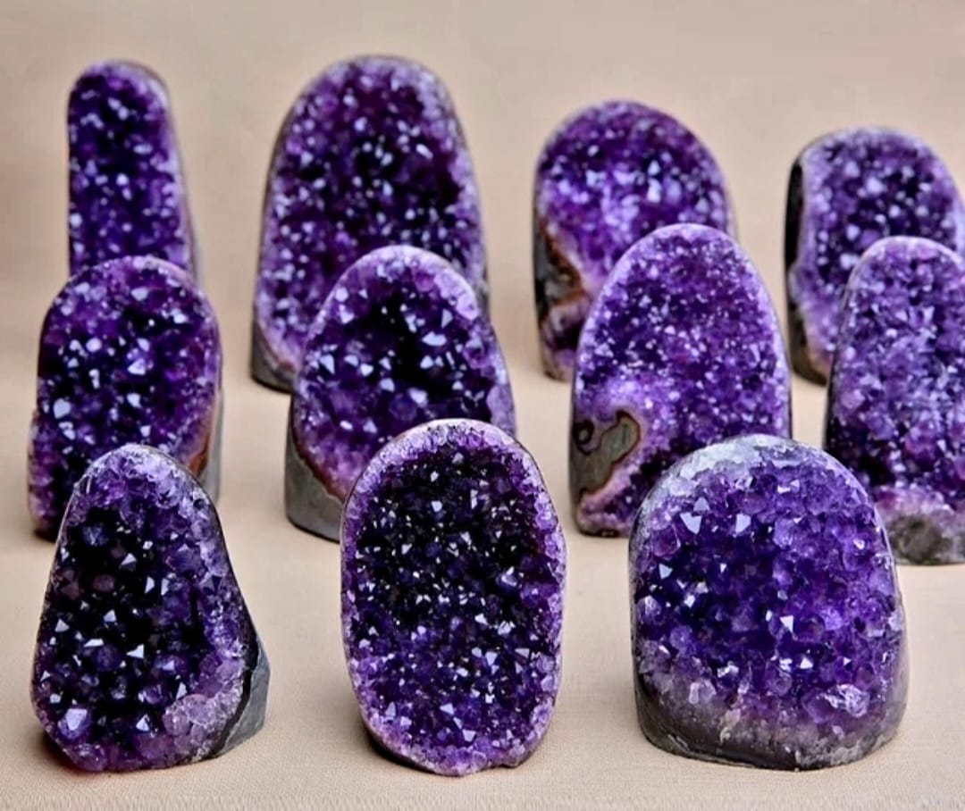 MAI SPECIAL - 50% OFF + FREE FRAKT & BONUSGAVE / Unik og flott ARTIGA Uruguay Ametyst Geode m/polert Agat kant, ca. 1kg - 1.5kg