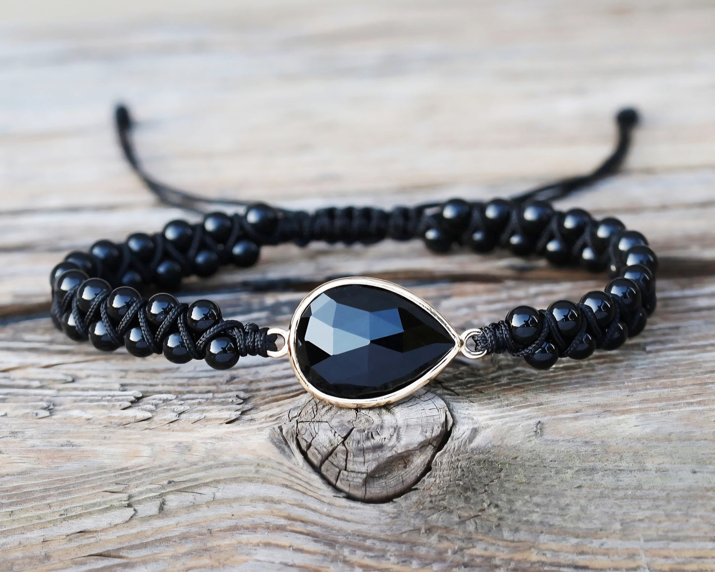 Enkle og vakre Chambhala 2 rader armbånd m/ Oval Sort Onyx sten og små tilsvarende stener ( justerbart )