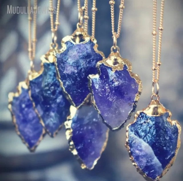 Vakkert " Arrowhead" Spydspissformet RÅ Ametyst anheng ca. 40x20mm m/kjede, Gold Electroplated