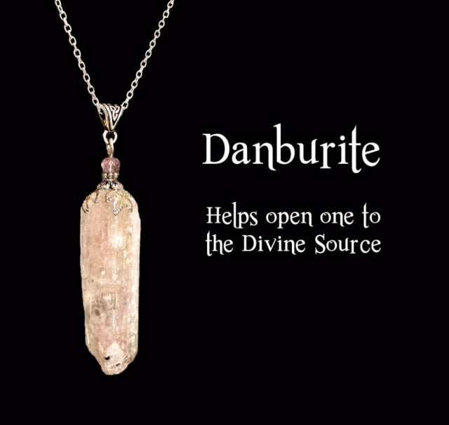 Nye, hÅndlagede DANBURITE RÅkrystall Anheng m/kjede ( Devine Source ) , Silverplated..