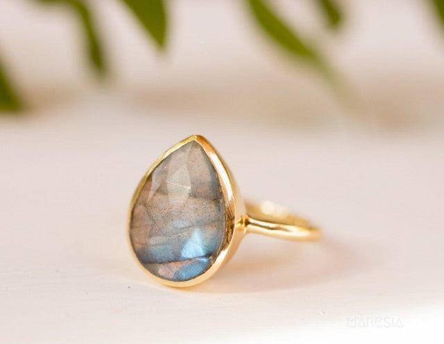 Vakker, enkel og hÅndlaget designring i 18K Gold Plated med Labradorit sten i drÅpeform ( 10x7mm )