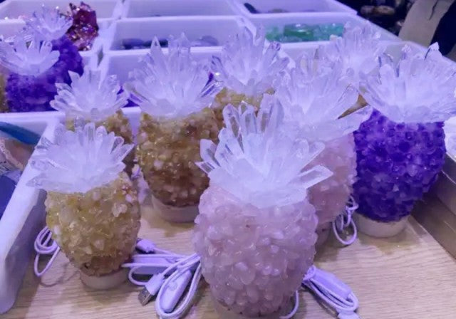 Klare Hvite Kvartskamper pÅ natursten med ledlys, Rosenkvarts, Ametyst og Citrin.