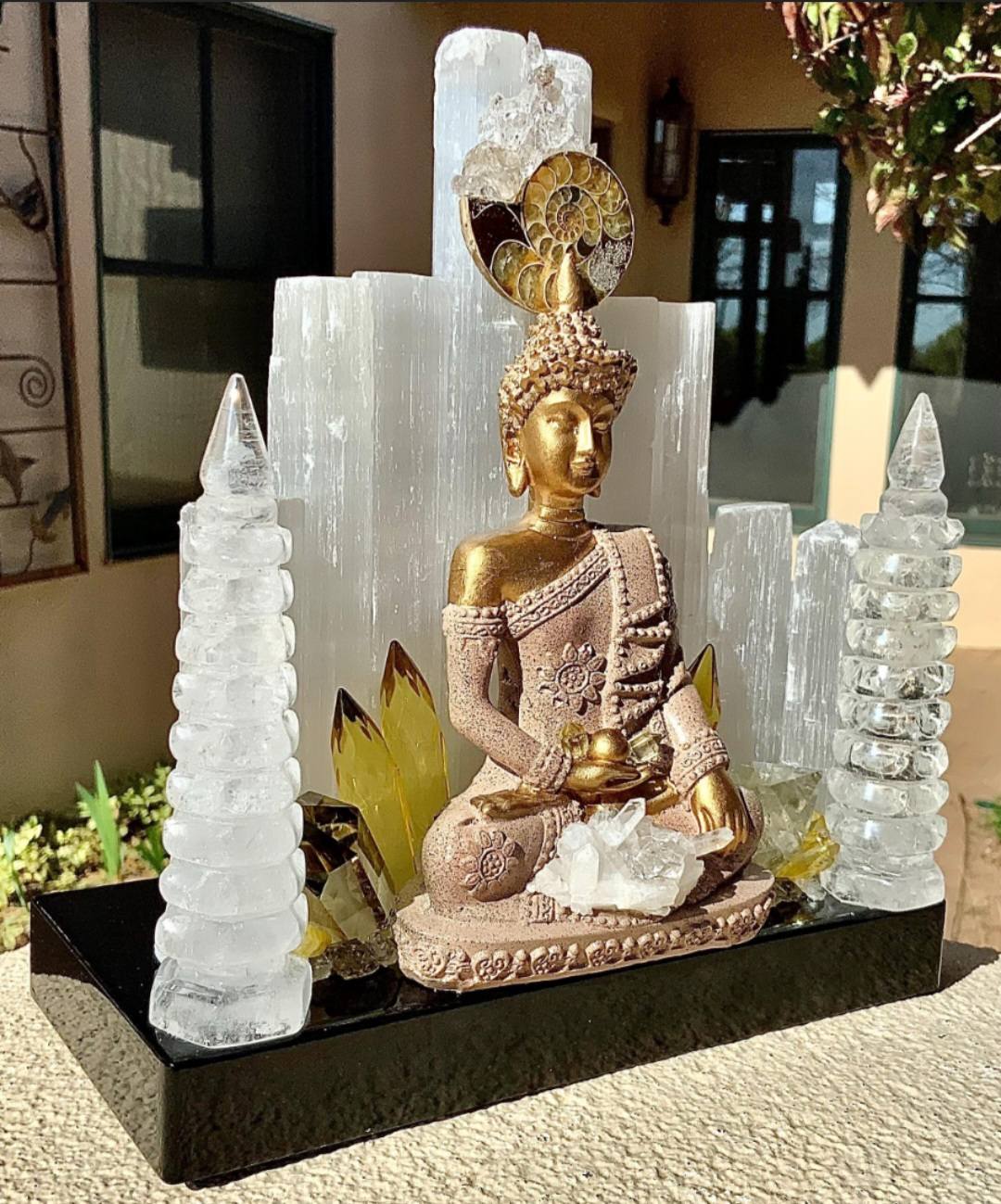 Fantastisk håndlaget Kvarts Krystall Lampedekorasjon " Divine Intervention " med bla. Selenite, Citrine og Clear Quartz , GOLDEN SITTING BUDDHA Design