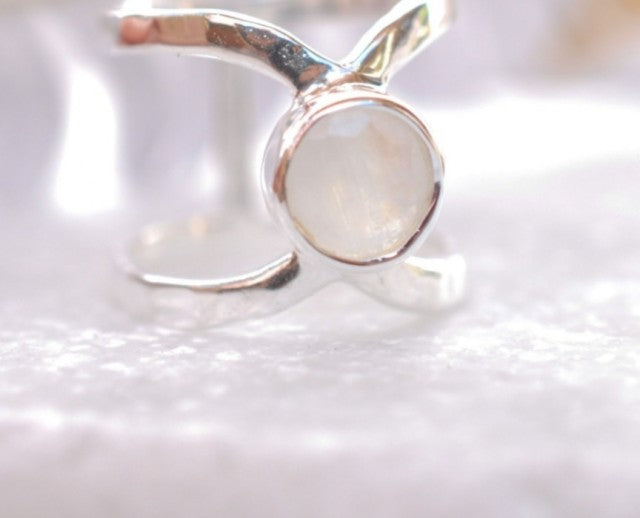 Vakker, enkel og hÅndlaget designring i sølv med rund MÅnesten ( 6x6mm )