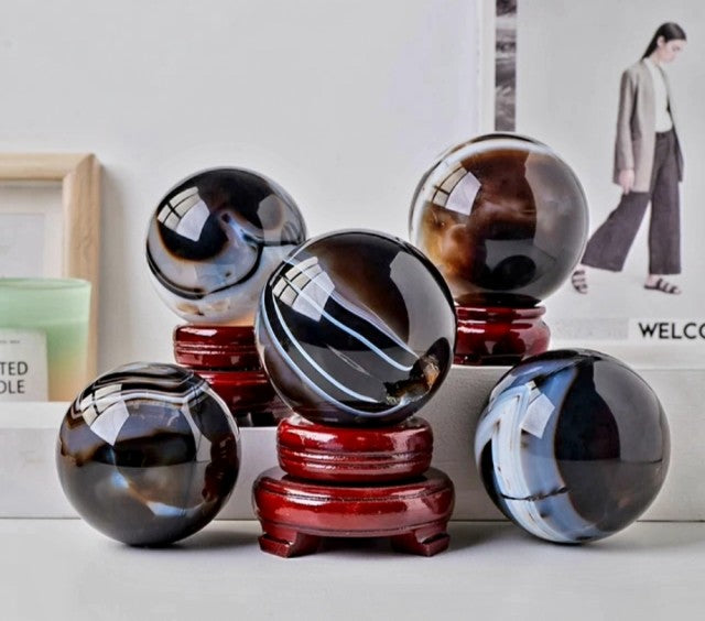 Vakker Black & White Striped AGATE 70 - 80mm Sphere ( Krystallkule )